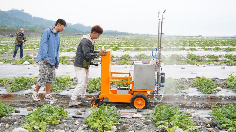 東華大學洄瀾共好大學社會責任中心師生，今年研發智慧農用自走車，可遠程遙控澆灌與搬運，圖為學生測試機器。圖／民眾提供