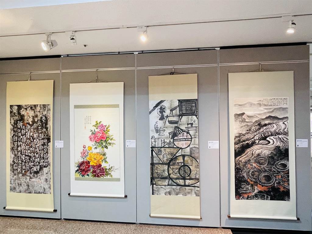 三重社教館目前正在舉辦「國立台灣藝術大學書畫系友會聯展－綻放藝彩」。（三重區公所提供）