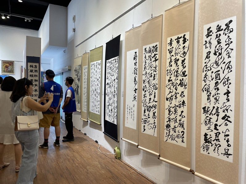 「2023當代聯展暨吳連賞與藝術話世代」活動，展出包含書法、彩墨、水彩、油畫、綜合媒材、立體雕塑等140件作品。記者徐如宜／攝影