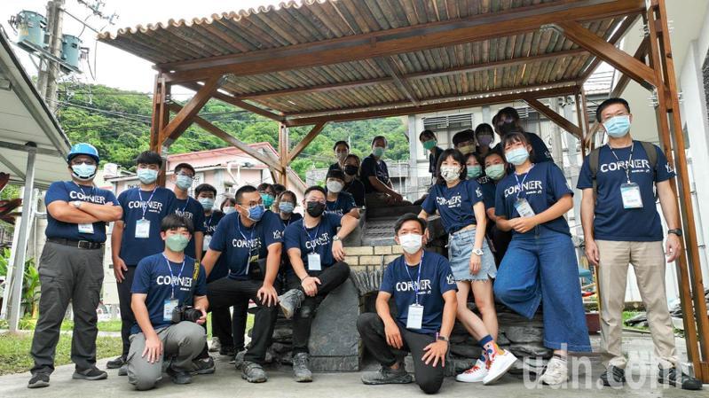 高科大義築團隊在茂林國小築建芋頭窯，助原住民傳承食農文化。圖／高科大提供