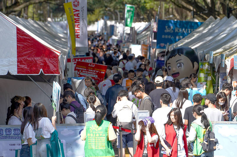 中央大學企業博覽會熱鬧登場，一整天參與學子人潮川流不息。（中央大學提供）