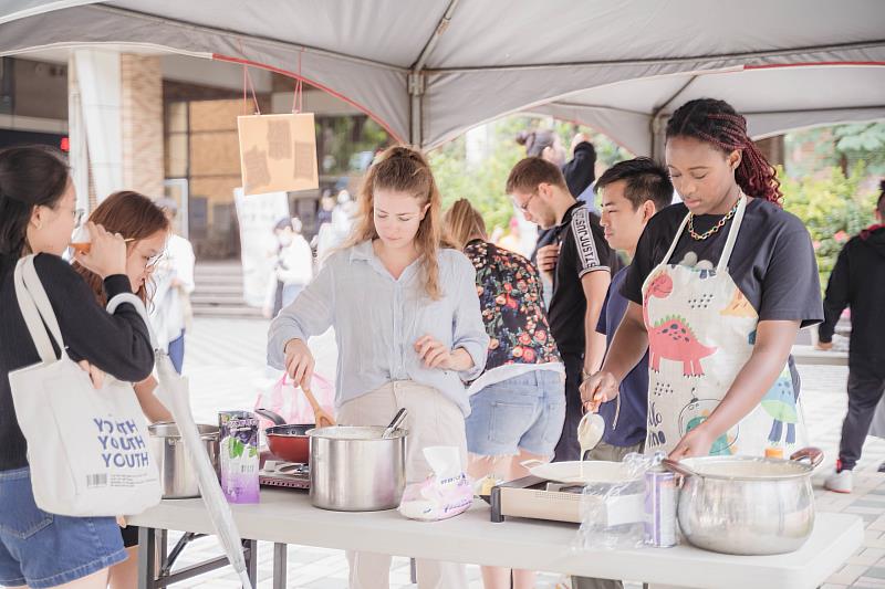 國際生們用心端出準備多時的美味料理，校園內充滿飄香濃濃的異國風味。