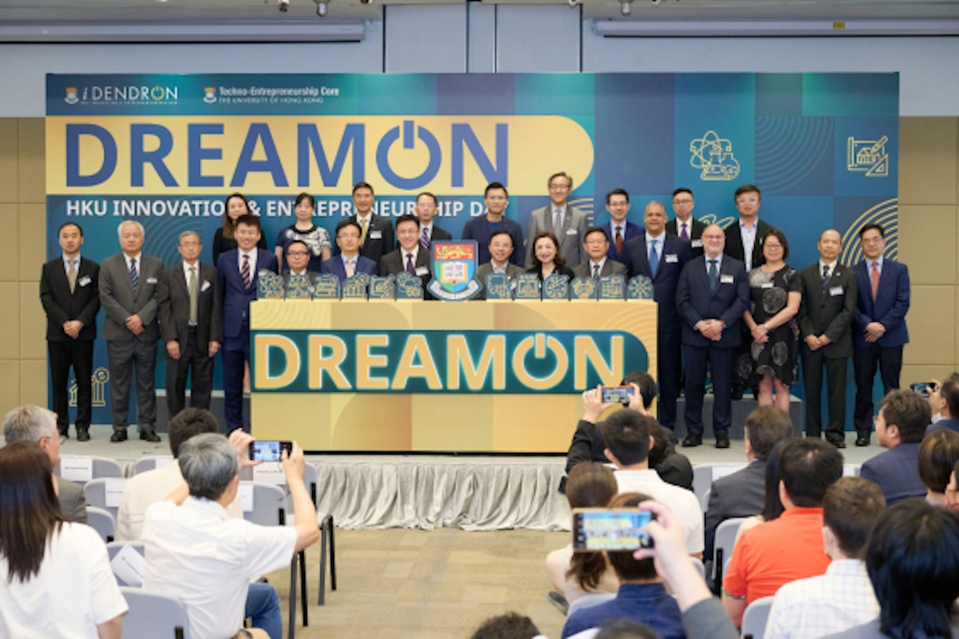 香港大學今天（5日）舉行「Dream On 2023」創新創業日，四十間港大衍生初創公司設置展覽攤位，介紹科研成果和轉化，現場亦舉行了三場專題討論環節。（香港大學提供圖片）