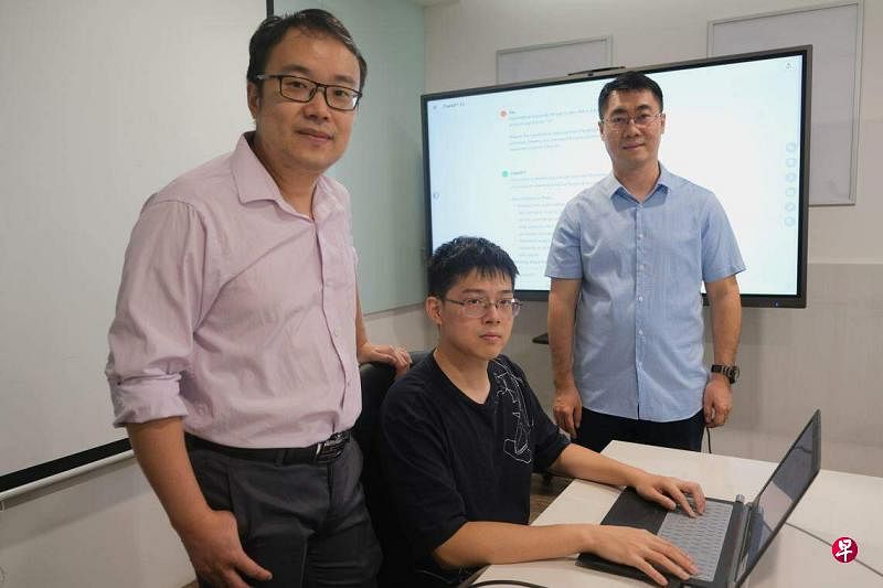 南洋理工大學計算機科學與工程學院助理教授張天威（左起）、博士生鄧格雷、講席教授劉楊等研究人員研究出可以繞開人工智能聊天機器人對於提示詞的使用限制，並不斷髮出“越獄” 指令的方法。（南洋理工大學提供）