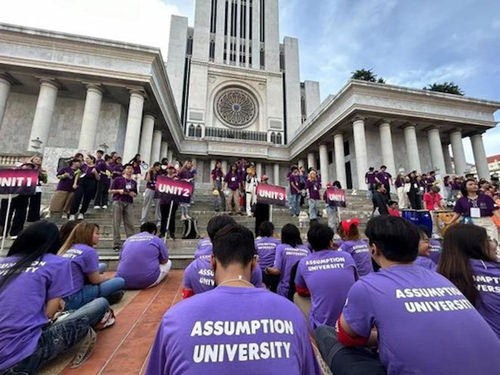 泰國易三倉大學舉辦2023迎新活動，盛大場面有如金像獎頒獎典禮。圖／易三倉大學提供