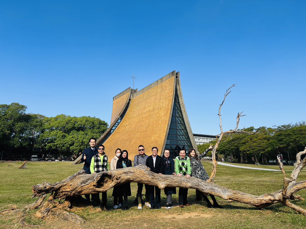 新加坡國立大學參訪團在路思義教堂前合影。(照片/東海大學提供)