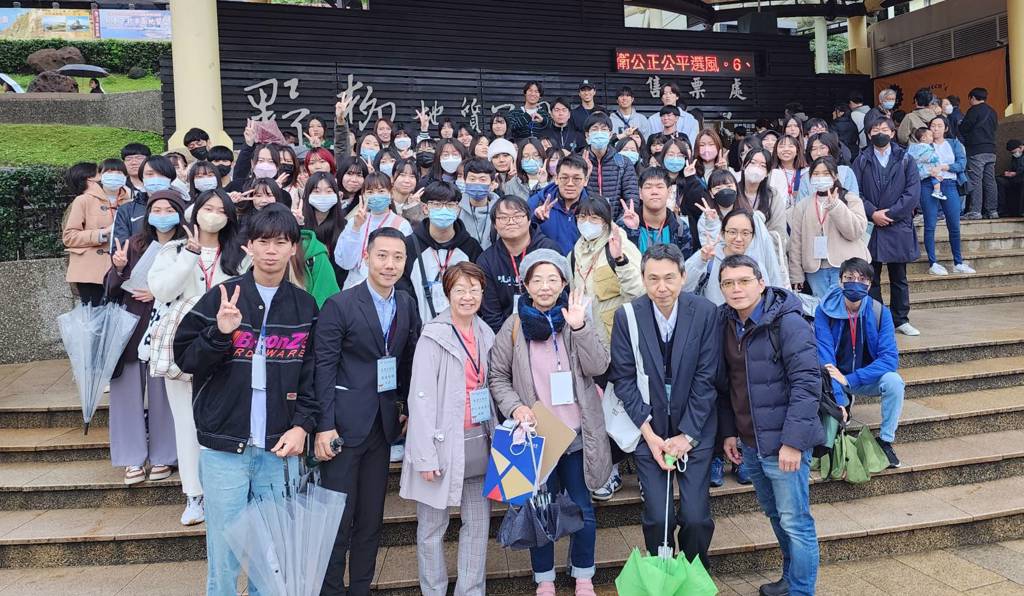 致理科大與日本三校師生於野柳地質公園合影留念。圖／致理科大提供